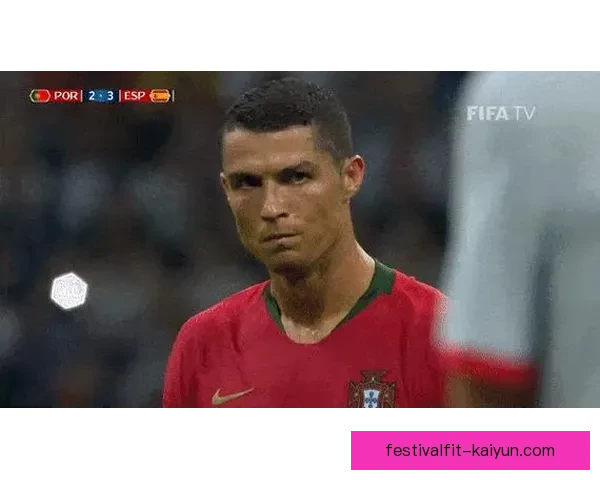 C罗任意球判罚引发热议，专家与球迷看法不同值得关注